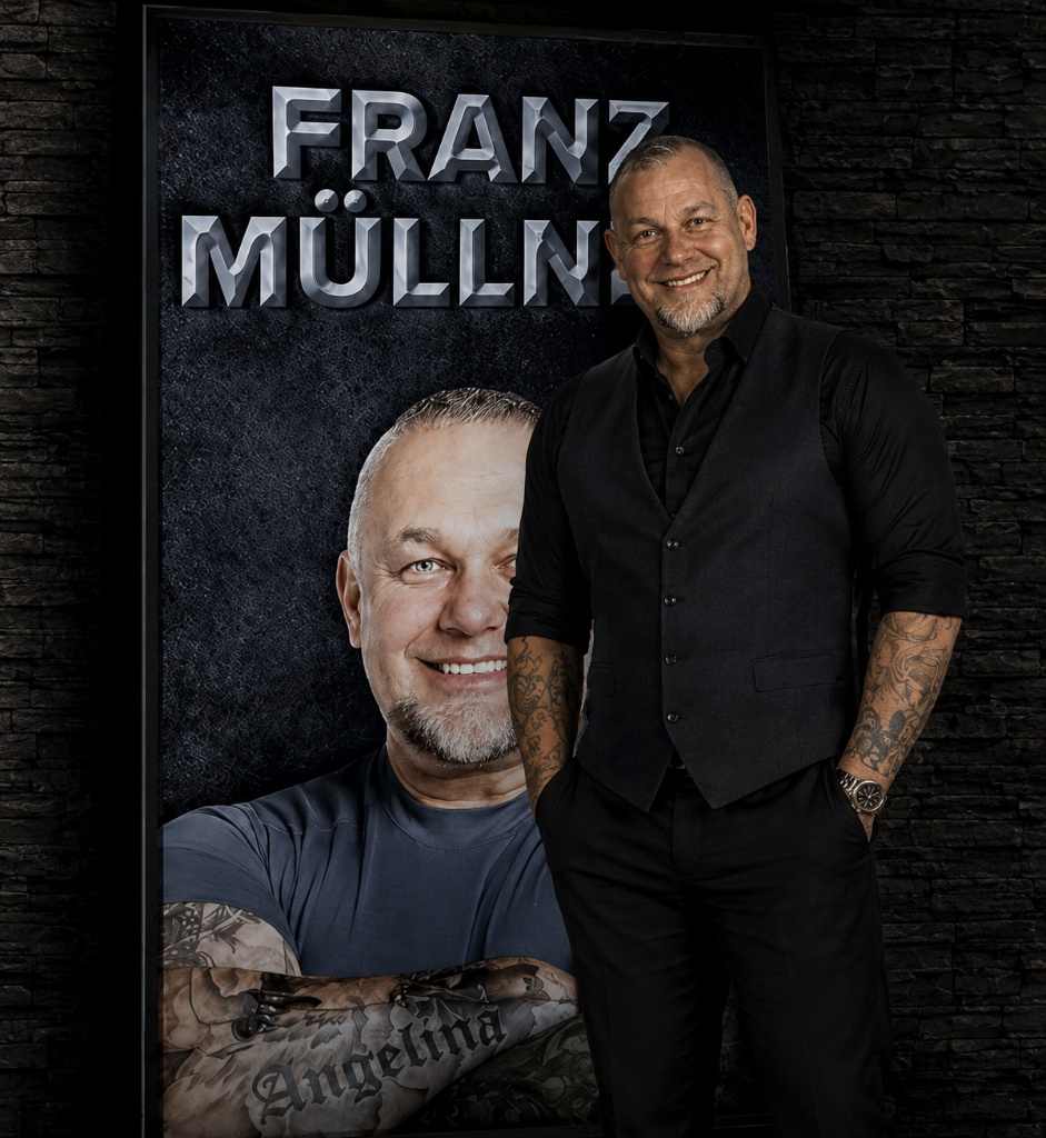 Franz Müllner — Unternehmer und Markenpersönlichkeit vor seinem FRANZ MÜLLNER Brand-Plakat